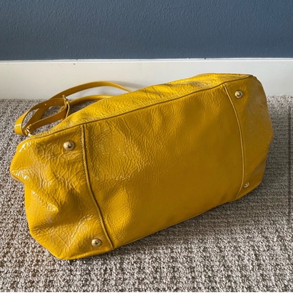 *SOLD* PRADA patent leather Naplak tote. - Picture 3 of 12